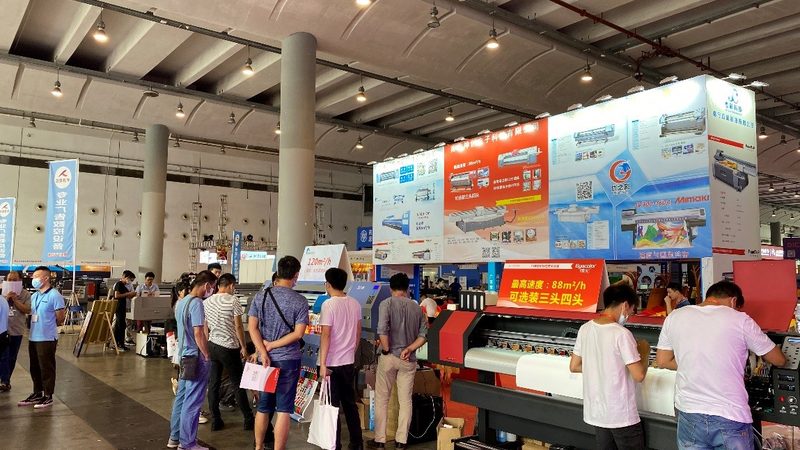 大型广告牌UV喷绘与写真：材质与工艺的差异化解析**
